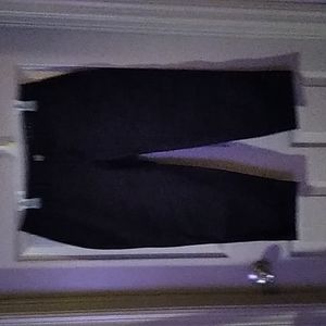 Ladies black capris with zip closure and pockets in front and back